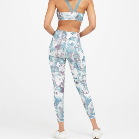 NWT Spanx Active Printed 7/8 Leggings in Painted Camo Pink/Muilt. - Picture 2 of 9